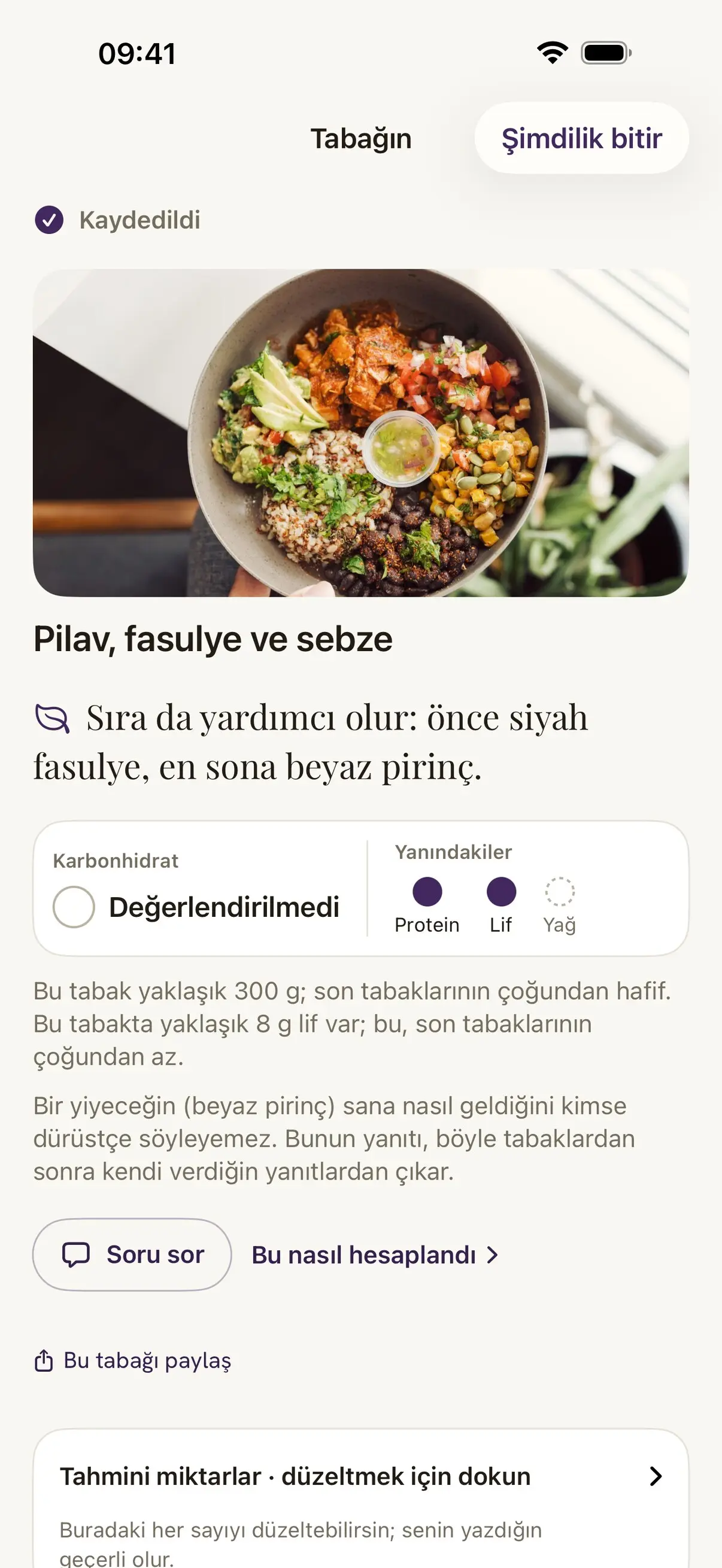 Damson'da kaydedilmiş, fotoğrafı çekilmiş bir tabak: pirinç, fasulye ve sebzeler. Protein ve lif işaretli.