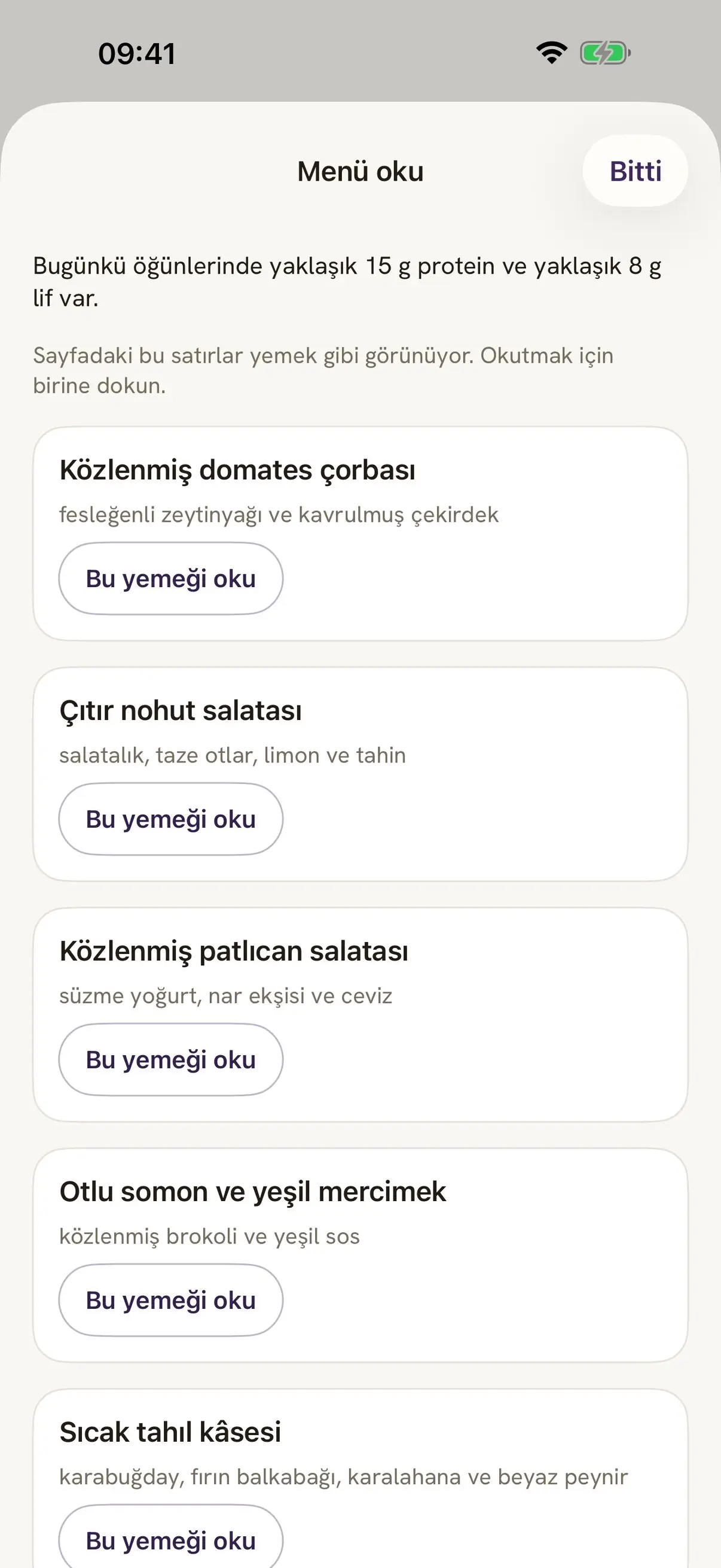 Damson'ın menü ekranı. Bugünkü öğünlerinde yaklaşık 15 g protein ve 8 g lif olduğunu yazıyor, altında fotoğrafı çekilen menüdeki yemekler sıralanıyor.