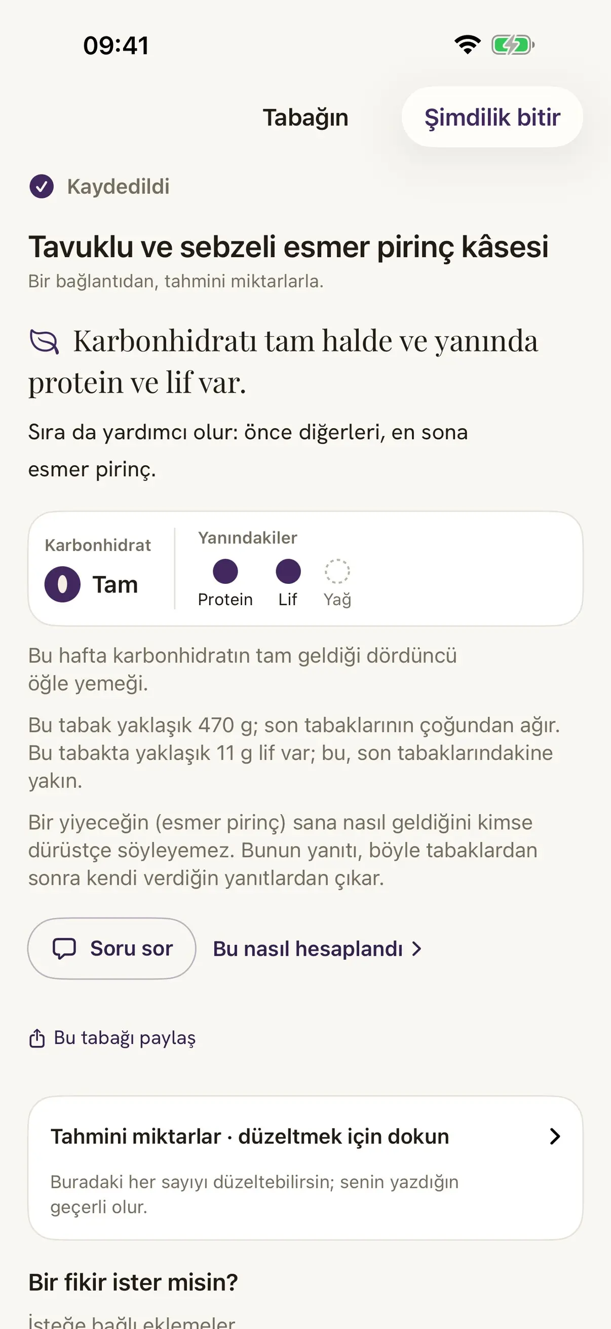 Bir bağlantıdan kaydedilmiş, tahmini miktarlarla esmer pirinçli tavuk ve sebze kâsesi. Karbonhidratı tam tahıl hâlinde, yanında protein ve lif var.