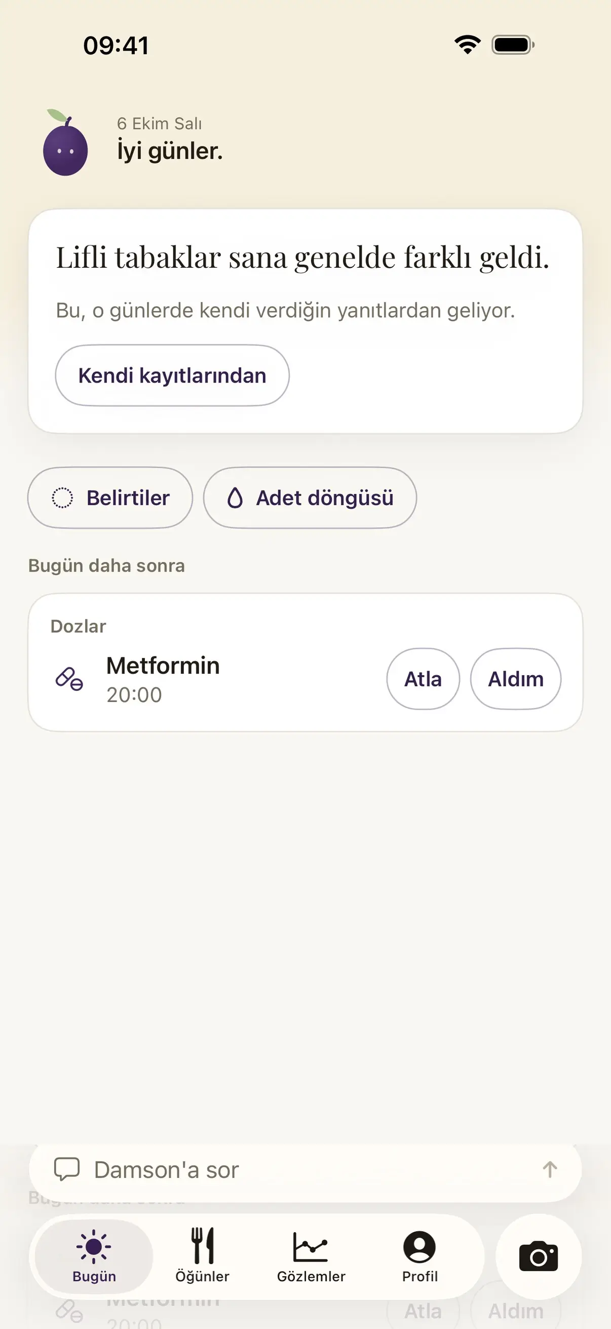 Damson'ın öğleden sonraki Bugün ekranı. Üstteki not, lifli tabakların sana genelde farklı geldiğini ve bunun o günlerde kendi verdiğin yanıtlardan geldiğini söylüyor. Altında Belirtiler ve Adet döngüsü düğmeleri, Bugün daha sonra başlığının altında da saat 20:00'de alınacak bir ilaç, Atla ve Aldım düğmeleriyle var.